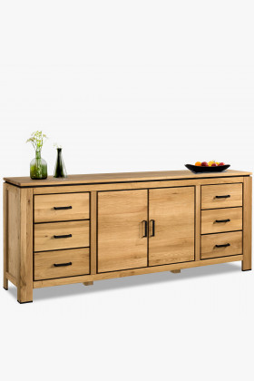 Dlhá dubová komoda s čiernymi úchytkami